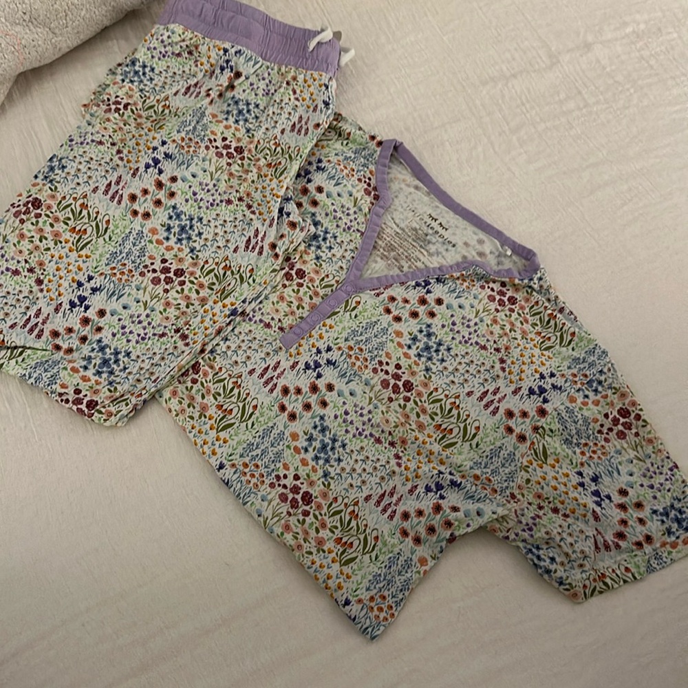 Gently Worn Little Sleepies Women’s Floral 2 Piece Set. Size Small.